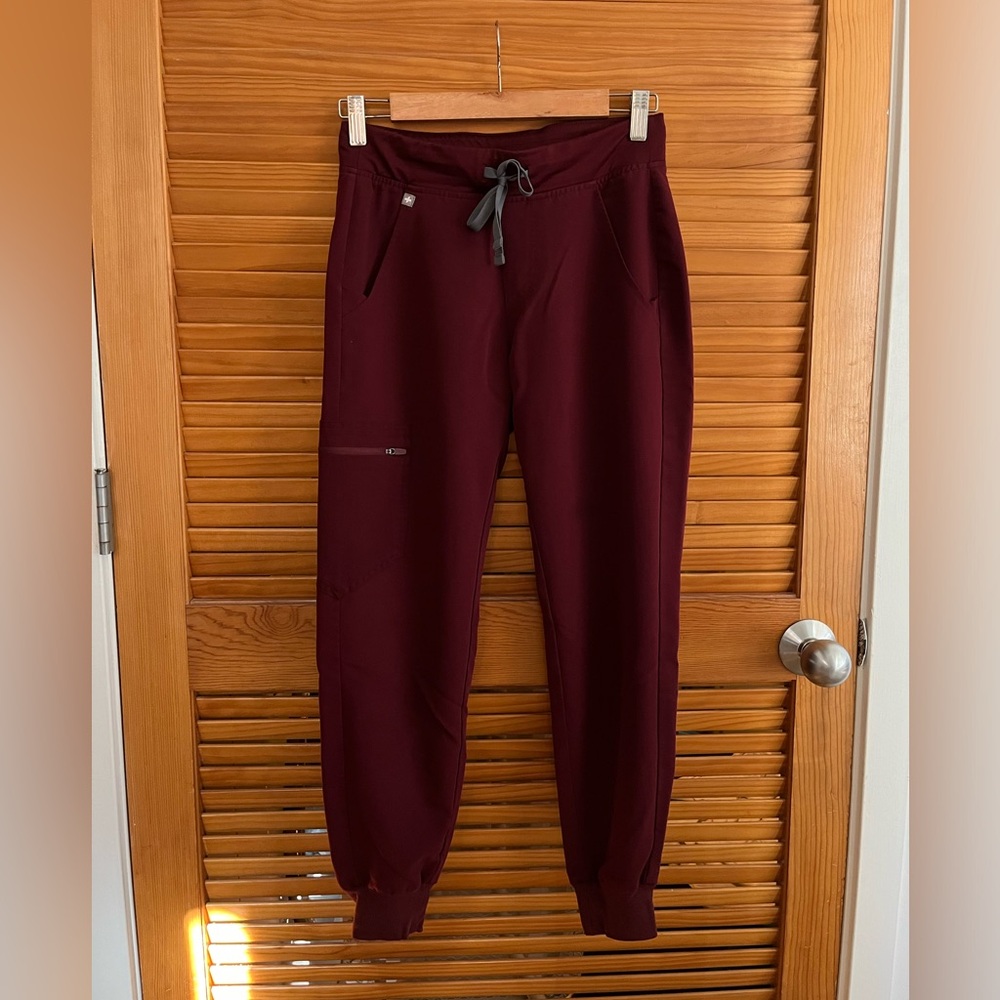 FIGS Women’s Zamora Jogger Scrub Pants, Burgundy, XS petite